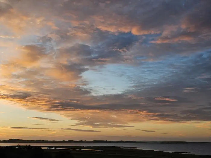 Blåt blandes med sarte lyse farver... Lyset spredes & forandres... Hul i himlen... TAK Foto © Else Pia