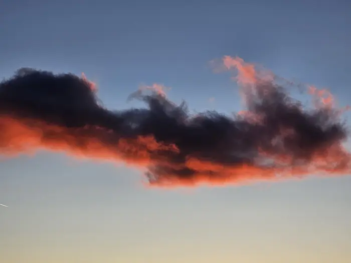 Himlen er blå...   Skyen er rød...   Lys og skygge...  TAK Foto © Else Pia