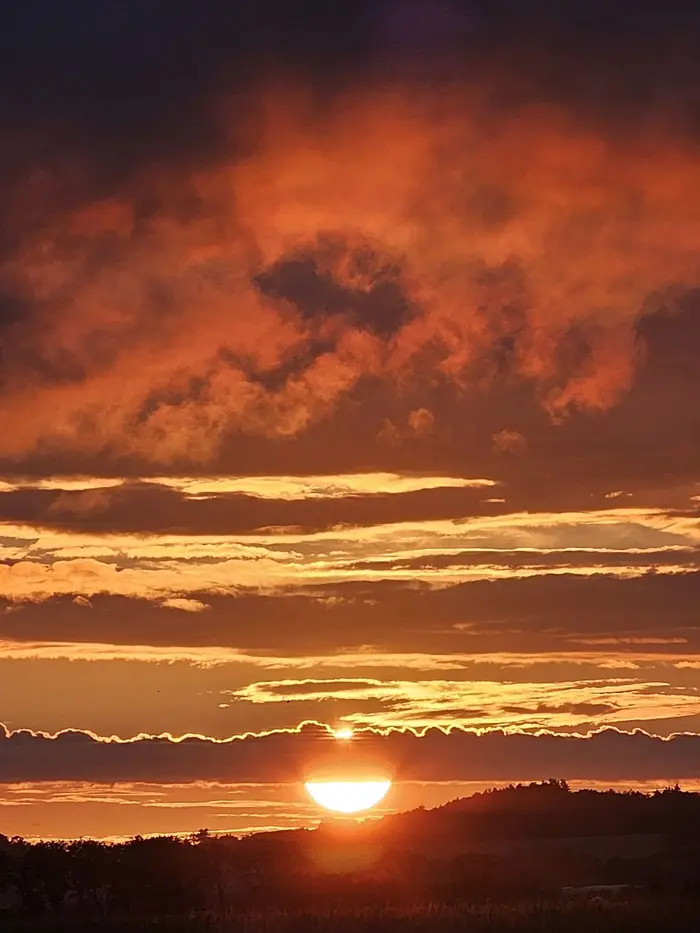 Solen går ned over bakker & fjord... Livet flyder med farverne...  Sol over & under sky... Taknemmelighed... En stille tanke... Forundring... TAK Foto © Else Pia
